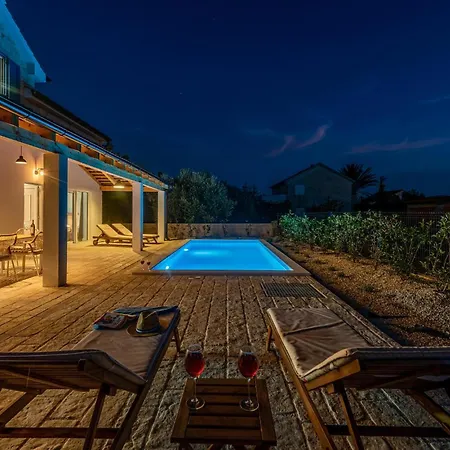 Beautiful Home In Pasman 度假居 *